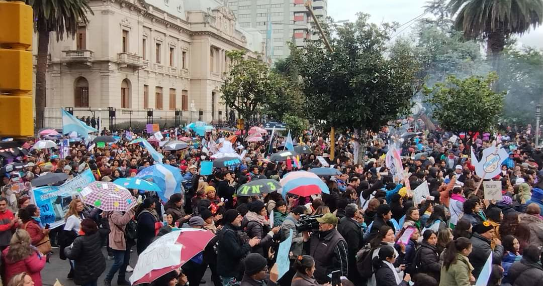 REUNION DEL OBISPO CON EL GOBIERNO Y LOS GREMIOS