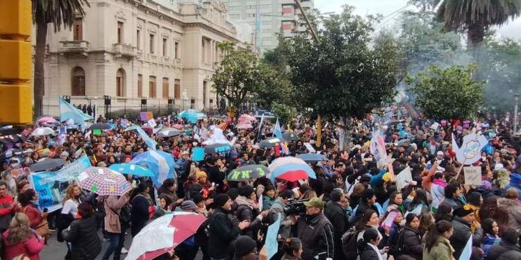 REUNION DEL OBISPO CON EL GOBIERNO Y LOS GREMIOS
