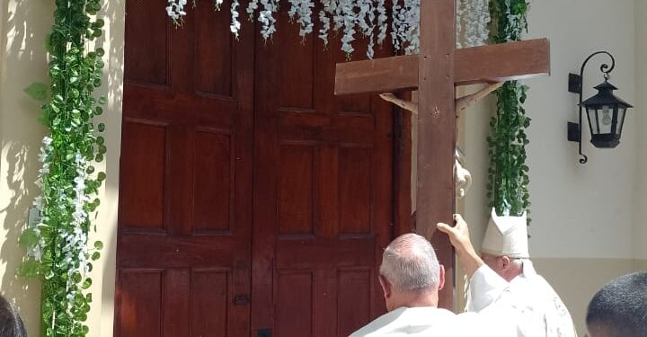 EL OBISPO ABRIÓ LA PUERTA SANTA EN LA CATEDRAL Y EN EL SANTUARIO DE RIO BLANCO
